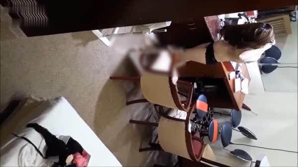 冒死躲在会所更衣间天花板偷窥个颜值不错的坐台妹子貌似在抹减肥霜